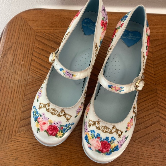 HOT CHOCOLATE DESIGN Cream and Gold Floral Design Shoes (8.5) - Picture 1 of 8